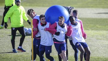 Paco supervisa uno de los ejercicios en los que estaba Montiel, Tito...