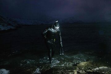 Arthur Guerin-Boeri saliendo del agua tras sumergirse en las profundidades para avistar orcas y nadar junto a ellas.