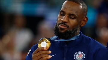 Paris 2024 Olympics - Basketball - Men's Victory Ceremony - Bercy Arena, Paris, France - August 10, 2024. Gold medallist Lebron James of United States poses with his medal. REUTERS/Evelyn Hockstein