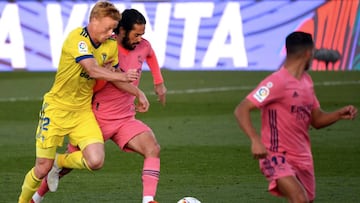 Jens Jonsson lucha un bal&oacute;n con Isco 