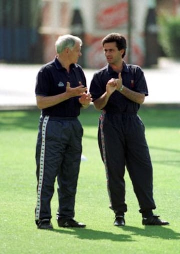 José Mourinho dialogando junto a Bobby Robson.