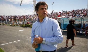 No dirige un equipo desde 2015, cuando estuvo en Antofagasta. Antes dirigió a Iquique, Cobresal y O'Higgins.