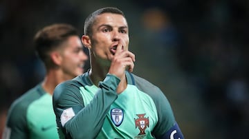 El delantero portugués se fue por el lado más romántico. Cristiano cantó el bolero 'Amor mío' para un comercial de un banco portugués, corta interpretación que terminó con algunos aplausos de él mismo.