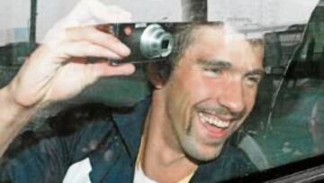 <b>BROMEA. </b>Michael Phelps graba con su cámara a los periodistas que le esperaban en el aeropuerto.