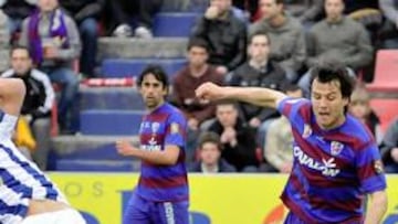 <b>CALIDAD. </b>Camacho, el mejor del Huesca en la tarde de ayer, logra regatear a un contrario.