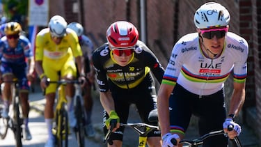 TOPSHOT - UAE Team Emirate - XRG team's Slovenian rider Tadej Pogacar (R) cycles ahead of Team Visma - Lease a bike team's Danish rider Jonas Vingegaard and Alpecin - Deceuninck team's Dutch rider Mathieu van der Poel wearing the overall leader's yellow jersey (L) in the ascent of Rampe Saint-Hilaire during the 4th stage of the 112th edition of the Tour de France cycling race, 174.2 km between Amiens Metropole and Rouen, Northern France, on July 8, 2025. (Photo by Bernard PAPON / POOL / AFP)