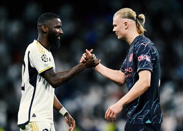 Tras la batalla, llega la calma. Antonio Rüdiger y Erling Haaland se saludan amablemente tras estar todo el encuentro en un duelo permanente.
