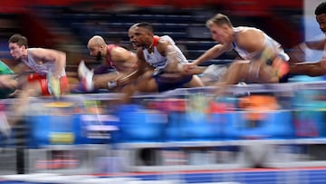 Imagen de una competición de 60 metros vallas de atletismo en pista cubierta.