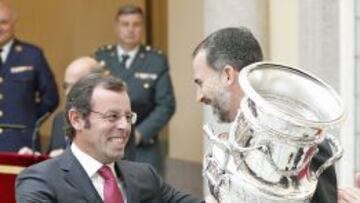 CON EL PRINCIPE. Rosell recogió ayer la Copa Stadium en Madrid.