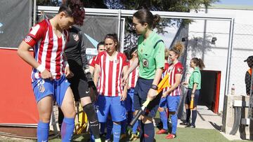 Una &aacute;rbitra asistente, en el Atl&eacute;tico-Tacuense.