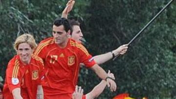 <b>ROJIBLANCO. </b> Torres celebra en Madrid la Eurocopa con una bandera del Atlético.