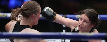 Katie Taylor golpea a Delfine Persoon durante su combate.