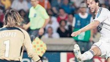 <b>RUUD NO TUVO ACIERTO</b>. En la imagen, Van Nistelrooy intenta batir a Coupet en una de las jugadas más claras de las que dispuso el Madrid en la segunda parte. Su chut se estrelló contra el lateral de la red. El holandés no fue el delantero letal que se exhibió contra el Levante hace tres días, pero también es cierto que apenas recibió balones. Y sin suministros, no brilla.