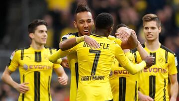 Demb&eacute;le y Aubameyang abraz&aacute;ndose tras golear al Bayer Leverkusen por 6-2 en el &uacute;ltimo encuentro en Bundesliga.