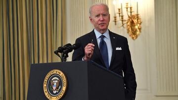 El presidente de los Estados Unidos, Joe Biden, responde a la pregunta de un periodista despu&eacute;s de hablar sobre la respuesta al Covid-19 y el programa de vacunaci&oacute;n en el Comedor Estatal de la Casa Blanca el 4 de mayo de 2021. 