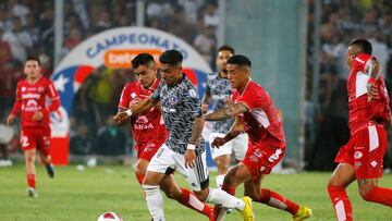 El jugador de Colo Colo, Jordhy Thompson, es fotografiado durante el partido de Primera División contra Ñublense en el estadio Monumental en Santiago, Chile.