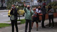 Personas haciendo fila en una calle de Bogotá