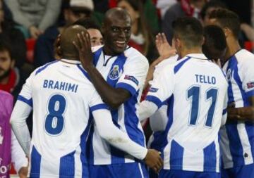 Yacine Brahimi del Oporto celebrando con sus compañeros de equipo su gol, el segundo para el Oporto