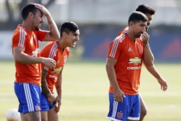 El jugador de Universidad de Chile David Pizarro durante la practica matutina en el CDA de Santiago, Chile.