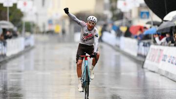 Nans Peters alza el brazo en señal de victoria en el Trofeo Laigueglia 2023.