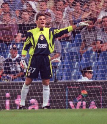 Iker Casillas durante el Trofeo Santiago Bernabéu frente al AC Milán en agosto de 1999