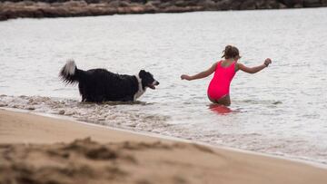 Niña con su perro en una playa de Palma de Mallorca.