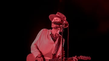 El cantante Leiva actúa durante un concierto en el WiZink Center, a 19 de diciembre de 2023, en Madrid (España). José Miguel Conejo Torres, conocido artísticamente como Leiva, es un músico, cantautor español y multi instrumentista de rock. En 1999, formó junto a Rubén Pozo la banda de rock en español Pereza, con la que grabó seis discos hasta su separación en 2011.
Ricardo Rubio / Europa Press
19/12/2023