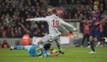 (11-01-15). Bravo se adelanta al disparo de Fernando Torres en el Barcelona-Atlético de Madrid disputado en el Camp Nou.