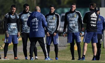 Por primera vez, Franco Armani entrenó con la Selección Argentina en Ezeiza al lado de Willy Caballero y Nahuel Guzmán. Sueño cumplido para el portero de River que en 6 meses se ganó su cupo a Rusia y podría ser titular del equipo de Sampaoli.