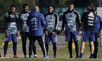 Por primera vez, Franco Armani entrenó con la Selección Argentina en Ezeiza al lado de Willy Caballero y Nahuel Guzmán. Sueño cumplido para el portero de River que en 6 meses se ganó su cupo a Rusia y podría ser titular del equipo de Sampaoli. 