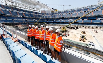 Carvajal, Nacho, Lucas, Ancelotti, Alaba, Modrić y Pinuts posan en la parte baja del estadio.