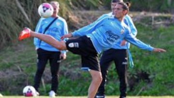 Edinson Cavani se ejercita con su selecci&oacute;n cerca de Montevideo.