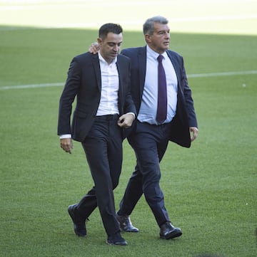 Xavi Hern¨¢ndez y Joan Laporta.