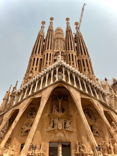 En sus redes sociales, Watt compartió esta foto de su visita a la Sagrada Familia, uno de los monumentos más importantes de la Ciudad Condal.