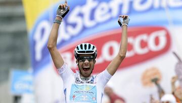 Fabio Aru celebra su victoria en la vig&eacute;sima etapa del Giro de Italia 2015 con final en Sestriere.