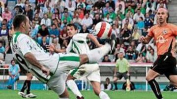 <b>ACIERTO FINAL. </b>Javi Moreno controla un balón en un partido que el Salamanca logró empatar al final.