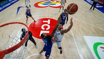 Manila (Philippines), 05/09/2023.- Giampaolo Ricci (R) of Italy goes for the basket against Brandon Ingram of the United States during the FIBA Basketball World Cup quarter final game between Italy and USA in Manila, Philippines, 05 September 2023. (Baloncesto, Italia, Filipinas, Estados Unidos) EFE/EPA/Ezra Acayan / POOL
