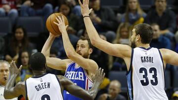 Marc Gasol y Green defienden a Sergio Rodr&iacute;guez.