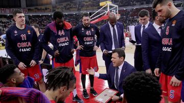 Dimitris Itoudis, en un tiempo muerto, detrás suyo, Darryl Middleton.