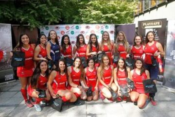 La selección chilena femenina de hockey presentó su nueva indumentaria, con la presencia del técnico Cachito Vigil y algunas de sus figuras.