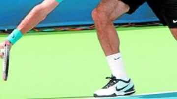 <b>FORZADO. </b>Federer se esfuerza para devolver una bola de Ferrer.