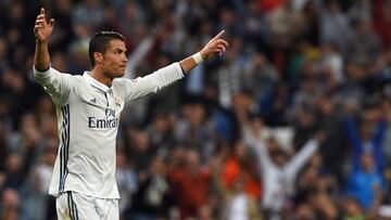 Real Madrid's Portuguese forward Cristiano Ronaldo celebrates after scoring the equalizer during the UEFA Champions League football match Real Madrid CF vs Sporting CP at the Santiago Bernabeu stadium in Madrid on September 14, 2016. / AFP PHOTO / GE