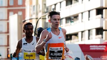 Andreas Almgren cruzando la línea de meta.