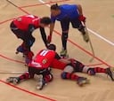 Increíble golpe en la cabeza con el palo de hockey