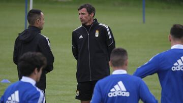 05/10/21 ENTRENAMIENTO REAL OVIEDO
ZIGANDA CHARLANDO CON EL PREPARADOR FISICO