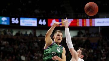 GRA553. MÁLAGA, 17/03/2017.- El escolta serbio del Unicaja Nemanja Nedovic (c), pasa el balón ante los jugadores del Lokomotiv el base estodunidense Matt Janning (d) y el ala-pívot ruso Vladinir Ivlev, durante el partdio de vuelta de semifinales de la Eurocopa en Palacio de Deportes José M Martín Carpena en Málaga. EFE/Jorge Zapata