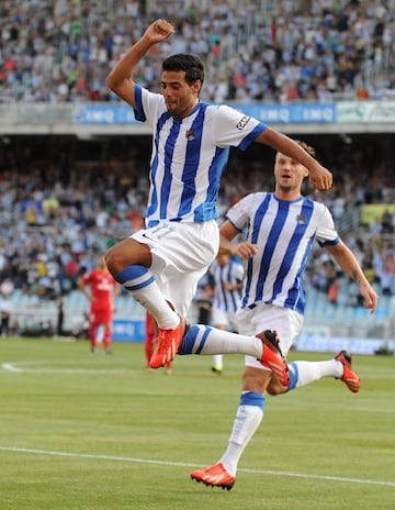 Carlos Vela fue el jugador que inauguró el marcador de la Liga y el de su club, al marcar el primer gol en el minuto 42 en el partido que enfrentó al Getafe y la Real Sociedad. Una muy buena jugada del equipo txuri urdin al primer toque permitió al delantero plantarse frente al portero y hacerle una vaselina. 