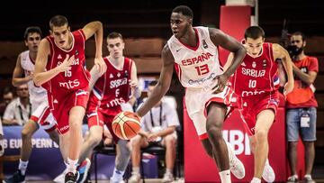 Usman Garuba sube el bal&oacute;n ante Serbia.