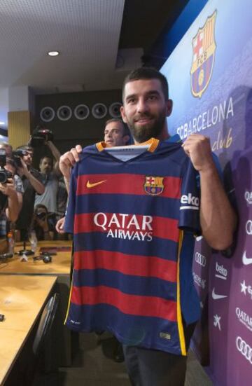 La presentación de Arda Turan en imágenes