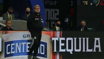 Gerardo Martino durante un partido con el Tri